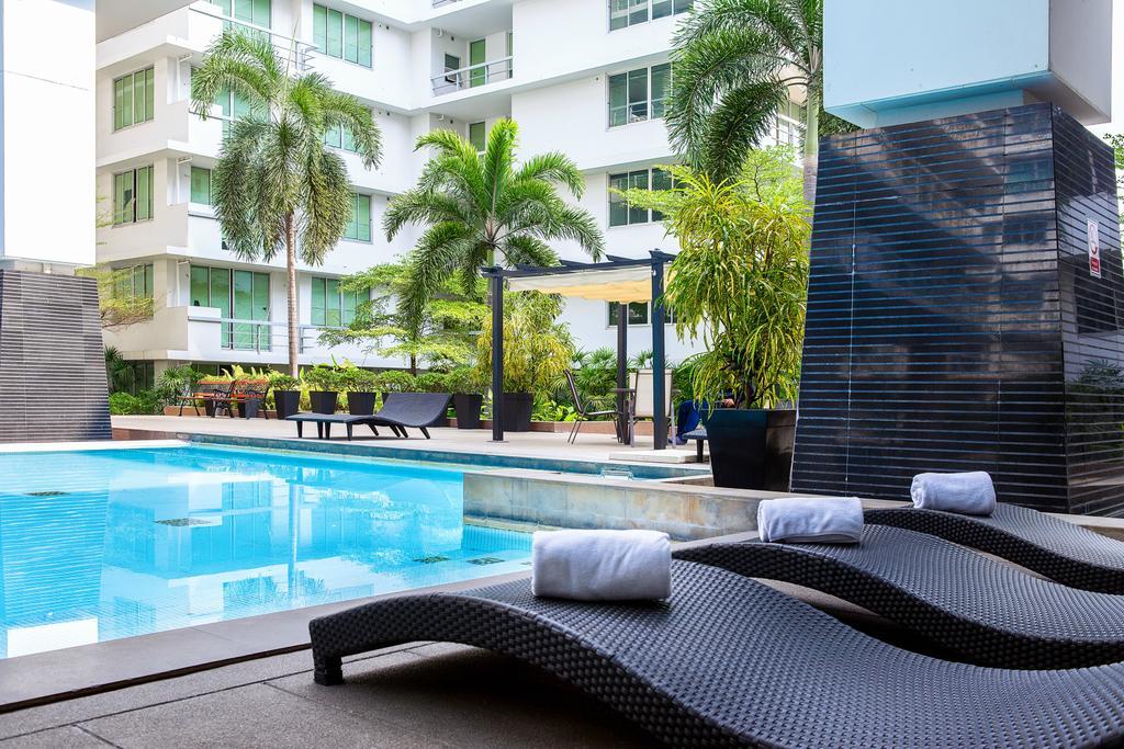 The Capital Resort @ Sukhumvit 50 Bangkok Exterior foto The swimming pool at the hotel