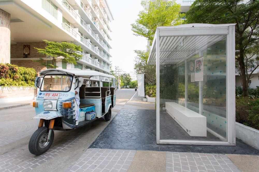 The Capital Resort @ Sukhumvit 50 Bangkok Exterior foto Tuk-tuk at the bus stop