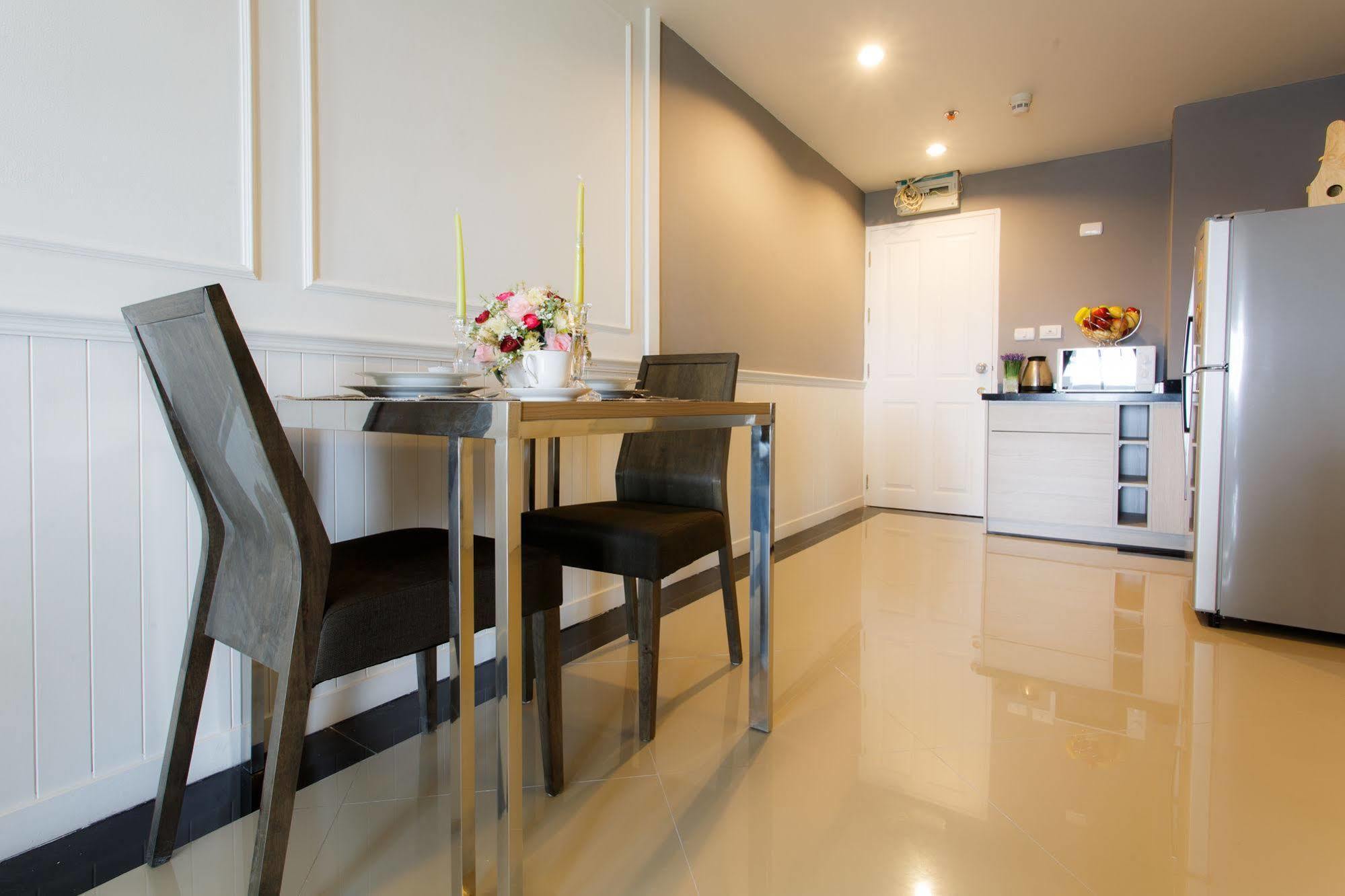 The Capital Resort @ Sukhumvit 50 Bangkok Exterior foto A modern kitchen